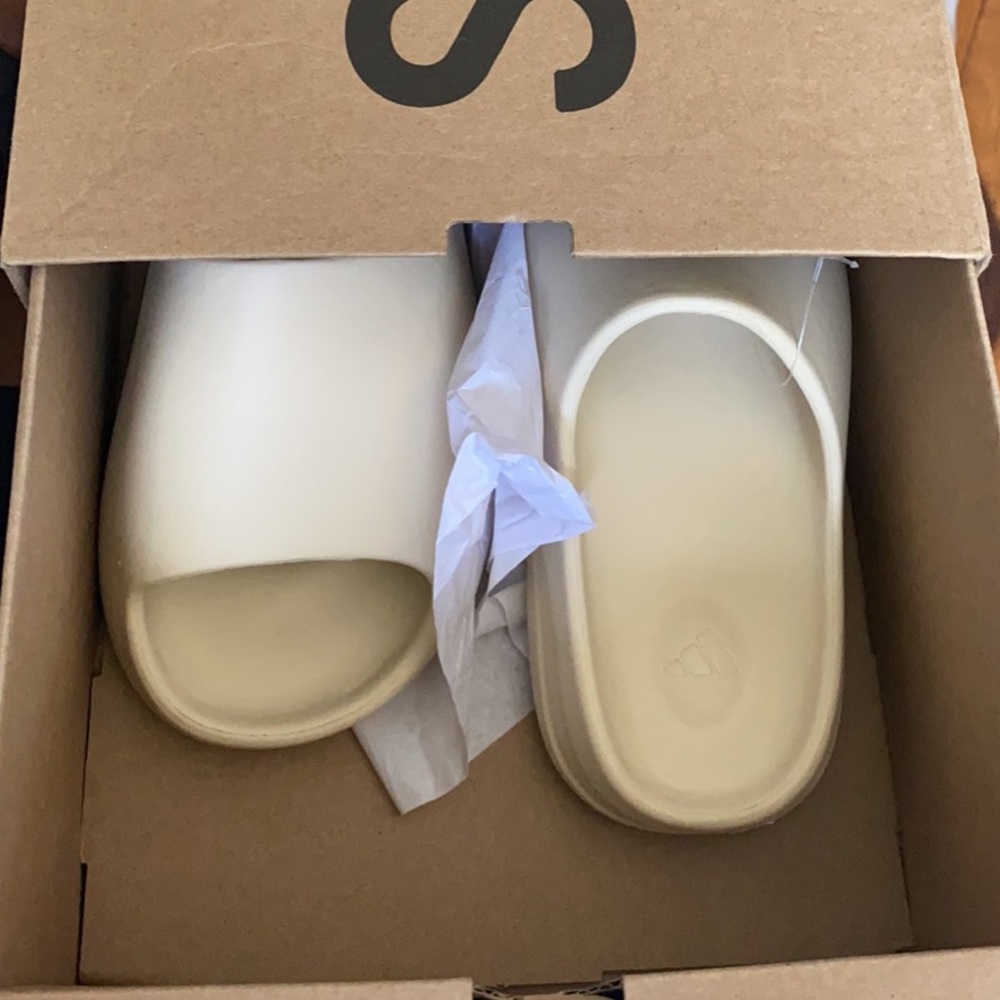Yeezy Slide Size 4